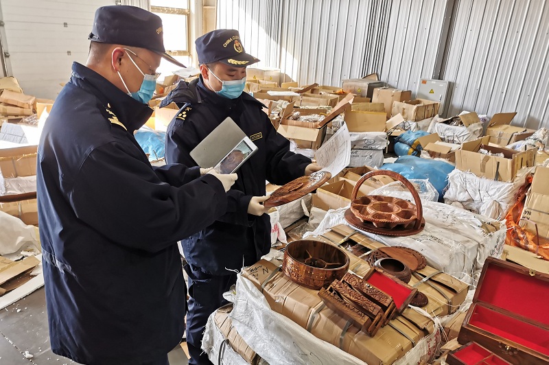 關(guān)員對黃檀木制品進(jìn)行查驗 黃檀木制品進(jìn)行查驗